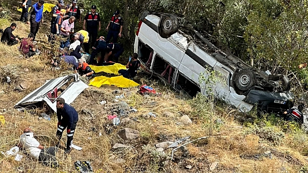 Komşuda feci kaza: Yolcu minibüsü şarampole uçtu 4 ölü, 10 yaralı