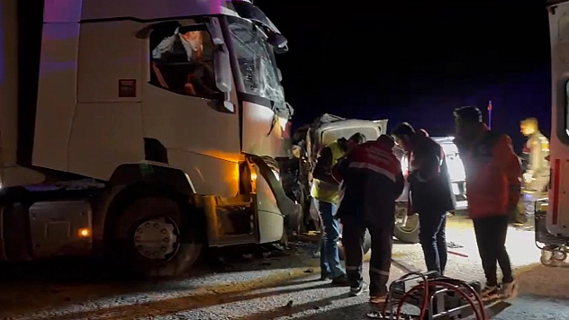 Sivas'ta tır ile pikap kafa kafaya çarpıştı: 1 ölü