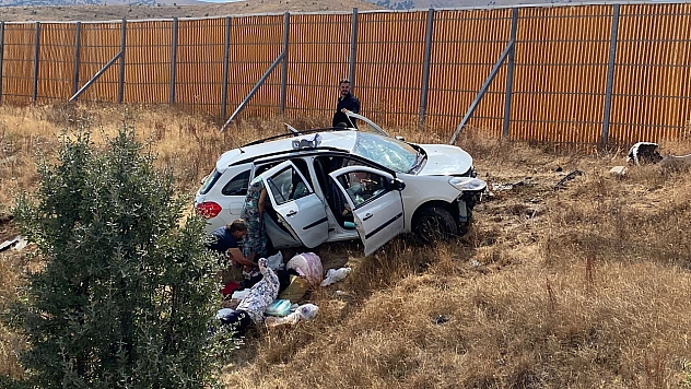 Sivas'ta yoldan çıkan araçtaki 1'i bebek 4 kişi yaralandı