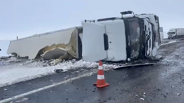 Siverek-Şanlıurfa kara yolunda tır devrildi