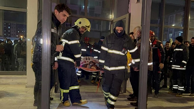 Su patlağı bodrumu bastı: Engelli vatandaş itfaiye tarafından kurtarıldı