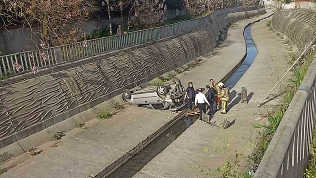 Sultanbeyli'de araç dereye uçtu: 3 yaralı