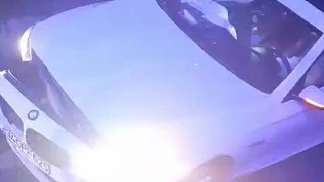 Sürücü direksiyon hakimiyetini kaybetti: Otomobil kaya parçalarına çarparak durabildi