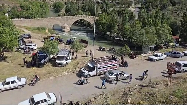 Tarihi köprü yanında hayvan pazarı kuruldu