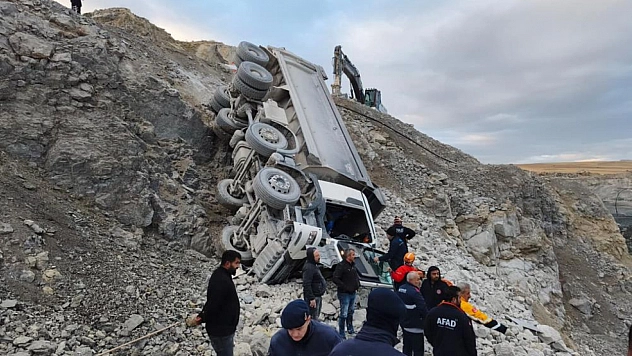 Taş ocağında kamyon devrildi, sürücüsü yaralandı