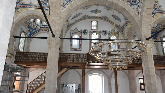 Taş taş numaralandırıldı, çelikle güçlendirildi! Yeni Cami'de ince işçilik yapılıyor