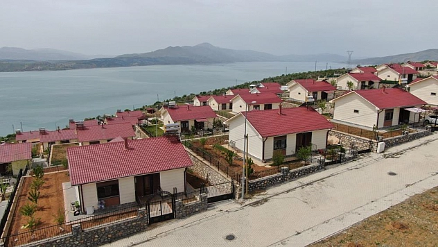 Tatil köyü gibi deprem konutları!