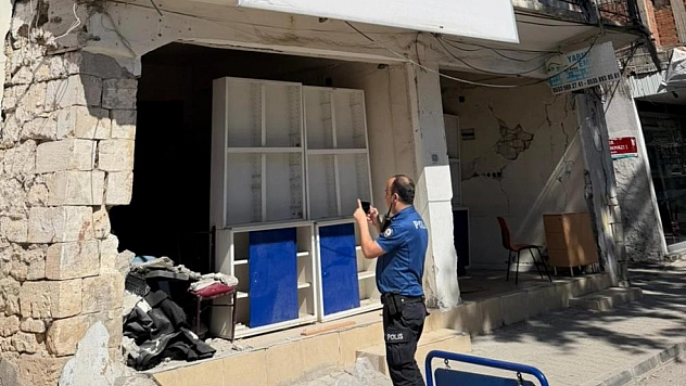 Tehlike saçan metruk bina vatandaşları korkutuyor