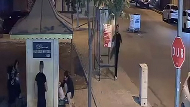 Tekmeyle otobüs durağının camını kırdı