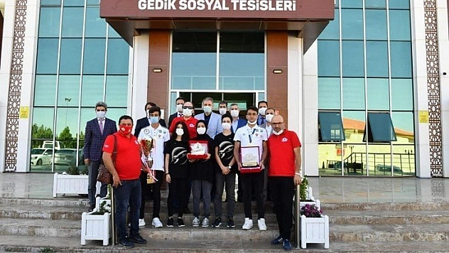 Gençlerimizi kutluyorum