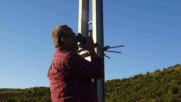 Malatya'da iletişim çilesi: Telefonla konuşmak için direğe tırmanıyorlar