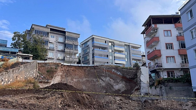 Temel kazısı sırasında toprak kaydı, yol çöktü