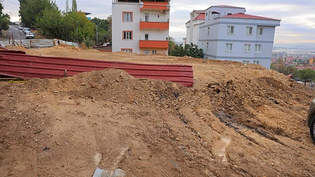 Temel kazısında çöken alan ve yol toprakla dolduruldu