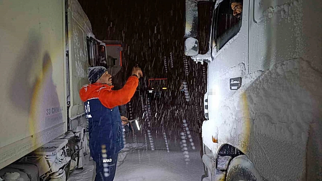 Tendürek'te tipi nedeniyle onlarca araç yolda kaldı