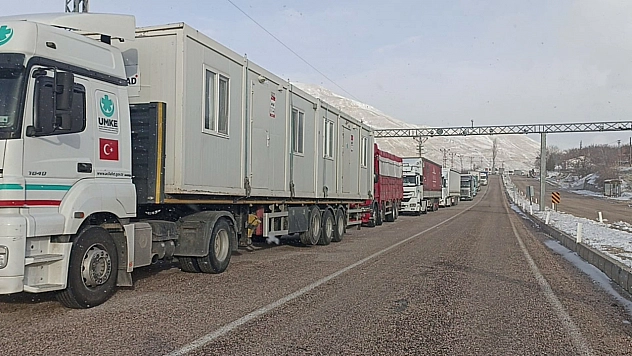 Tipi ulaşımı aksattı, kilometrelerce tır kuyrukları oluştu