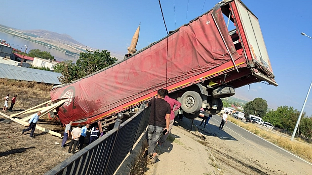 Tır evin bahçesine girdi