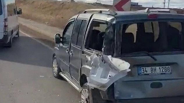 Tır ile hafif ticari araç çarpıştı: 1 yaralı