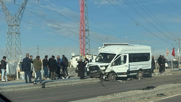 Tır ile minibüs çarpıştı: 6 yaralı