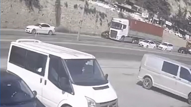 Tır sürücüsü otomobili göz göre göre sürükledi