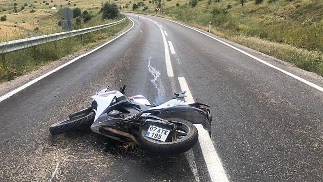 Motosiklet tırın altına girdi