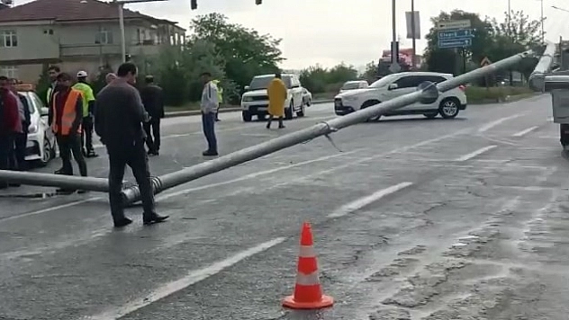 Trafik direği devrildi: 1 yaralı