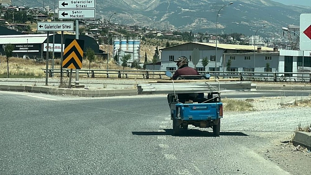 Trafik ışıklarında beklerken dans etti, o anlar kameraya yansıdı