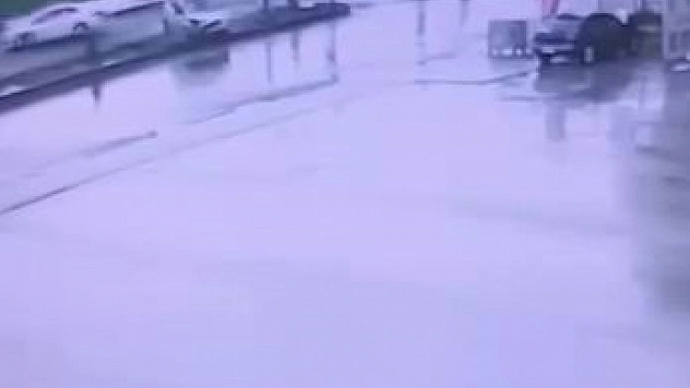 Trafik kazası güvenlik kamerasına yansıdı