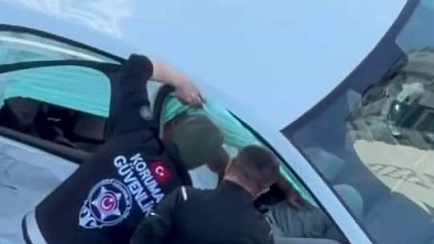 Trafik kazasında yaralılar otomobilin içinde sıkıştı