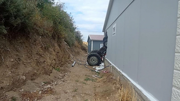Traktör evin duvarını yıktı: 8 yaşındaki çocuk yaralandı