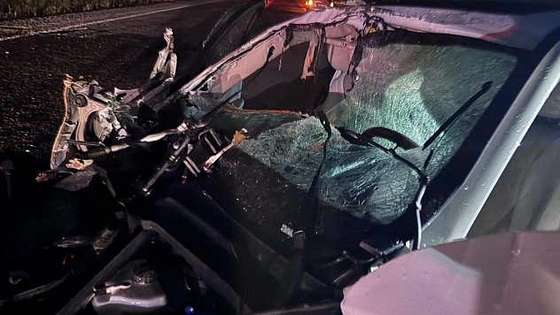 Traktöre çarpan Mercedes hurda yığınına döndü