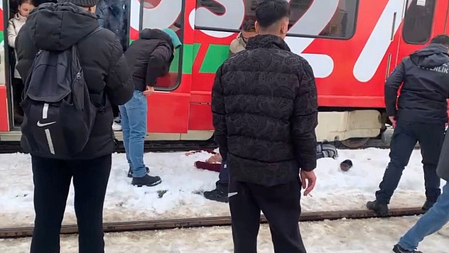 Tramvayın çarptığı adam yaralandı