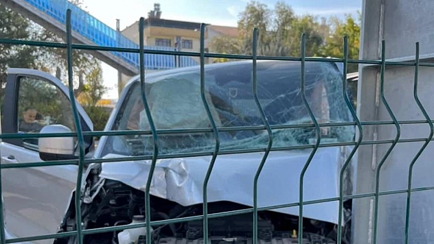 Transit üst geçit direğine çarptı!