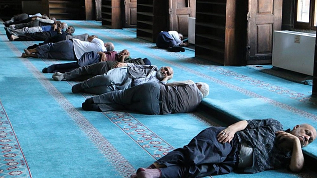 Turistler sıcak havadan korunmak için camilere sığındı