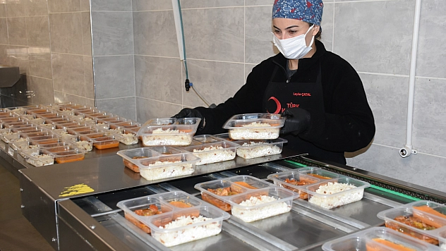 Kızılay Malatya'da bin 500 kişiye iftarlık dağıtıyor