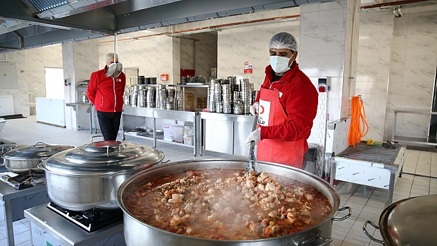 Türk Kızılay, yüzlerce aileye iftarda sıcak aş ulaştırıyor