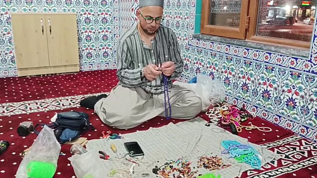 Türkiye'yi köşe bucak geziyor: Kopan tespihlerin onarıyor!