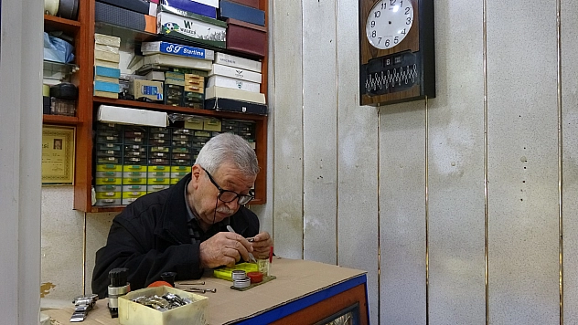 Üç metrekarelik dükkanda 60 yıldır zamana ince ayar veriyor