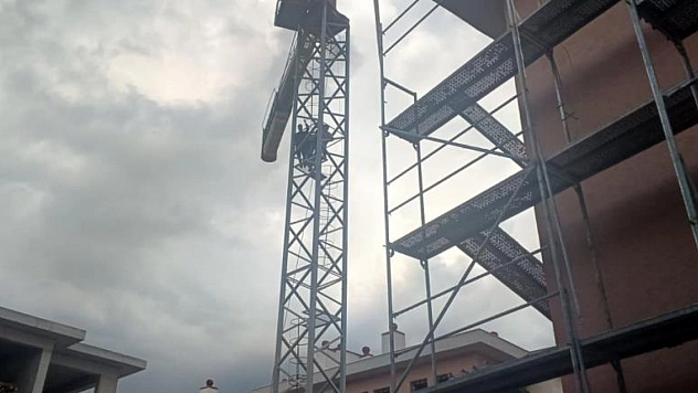 Ücretlerini alamayan işçiler vince çıktı