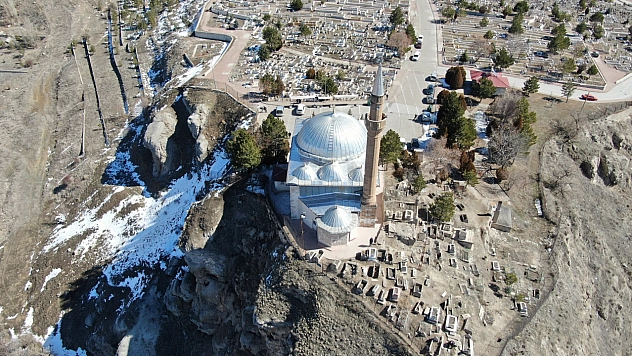 Uçurumun kenarında yüzlerce misafiri ağırlıyor!