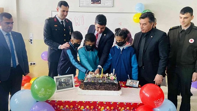 Üçüzlere sürpriz doğum günü