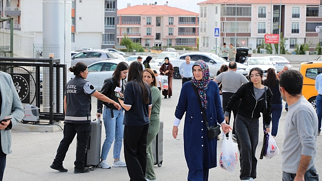 Üniversite öğrencileri peynir ve üzümle karşılandı