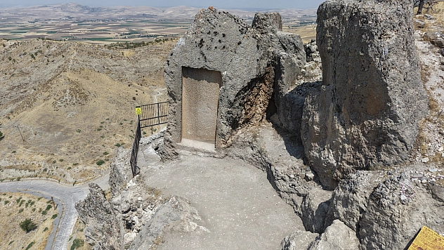 Urartu valilerine ait kaya mezarı, bir ana salon ve 3 yan odasıyla dikkat çekiyor