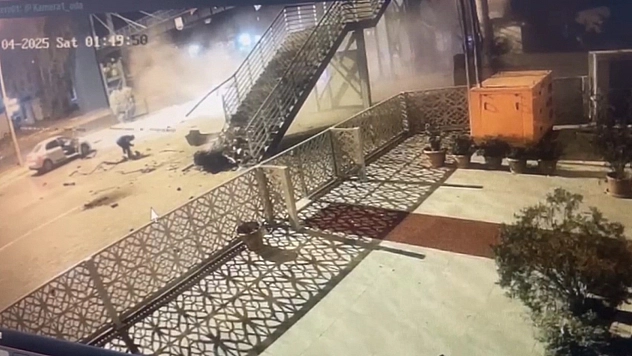 Üst geçide çarpan otomobil takla attı: 1 kişi hayatını kaybetti