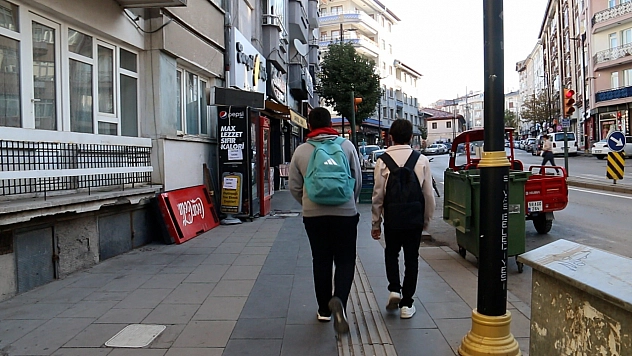 Uzmanı açıkladı: Çocuklarda skolyoz riskini artırıyor