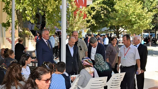 Vali aşure etkinliğine katıldı