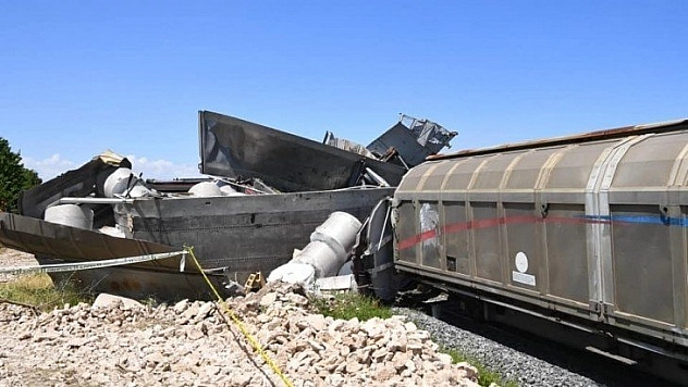 Vali Baruş, tren kazası ile ilgili olay yerinde inceleme yaptı