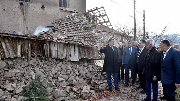 Hasarlı binaları incelediler