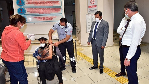 Vali 2'nci doz aşısını yaptırdı