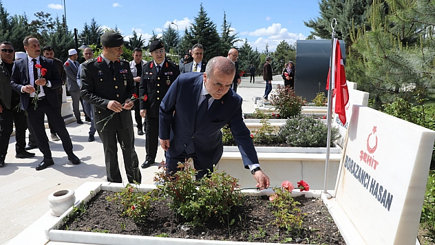 Vali Hatipoğlu, şehitlikleri ziyaret etti
