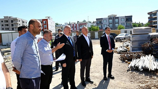 Vali Küçük, yapımı süren kültür merkezinde incelemelerde bulundu